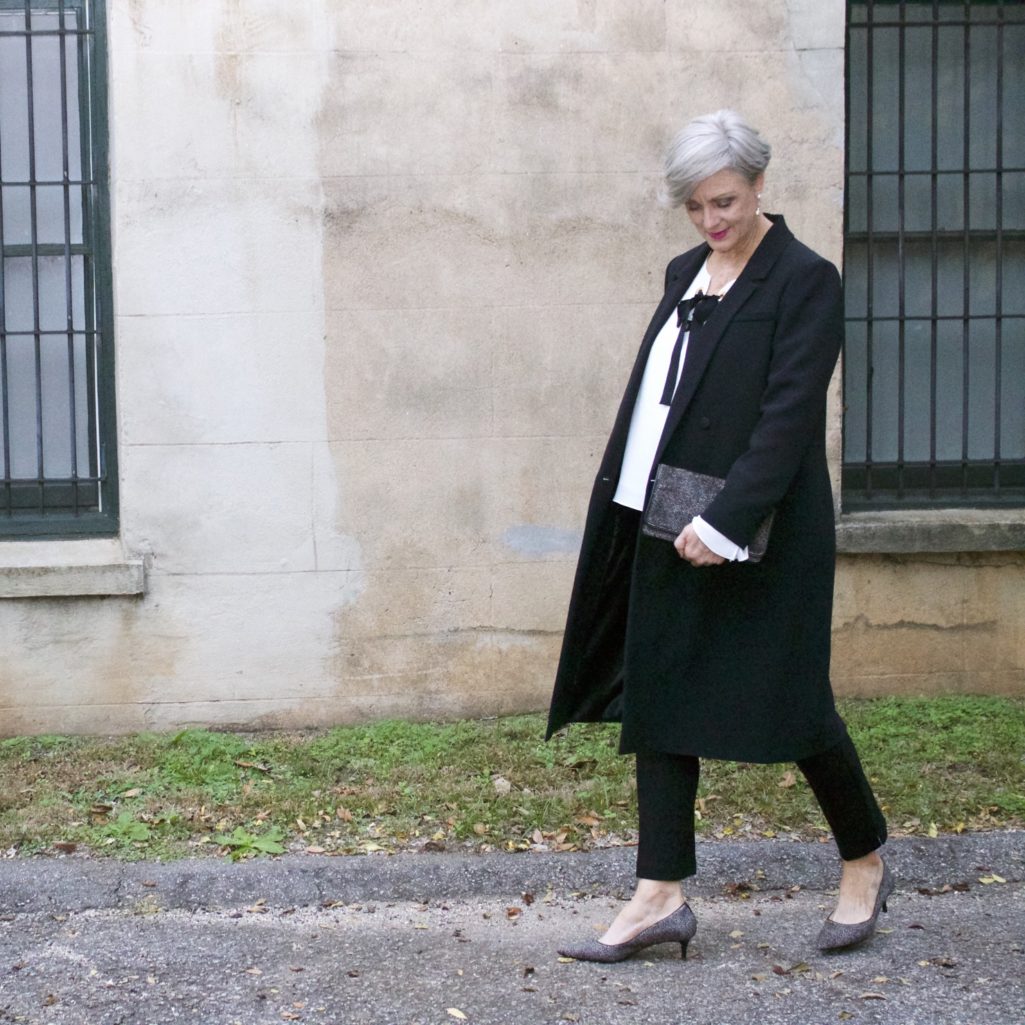 how to dress for a holiday party