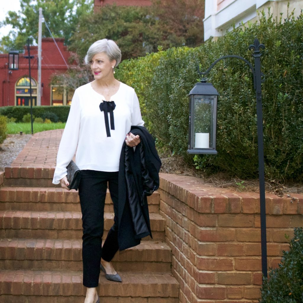 how to dress for a holiday party