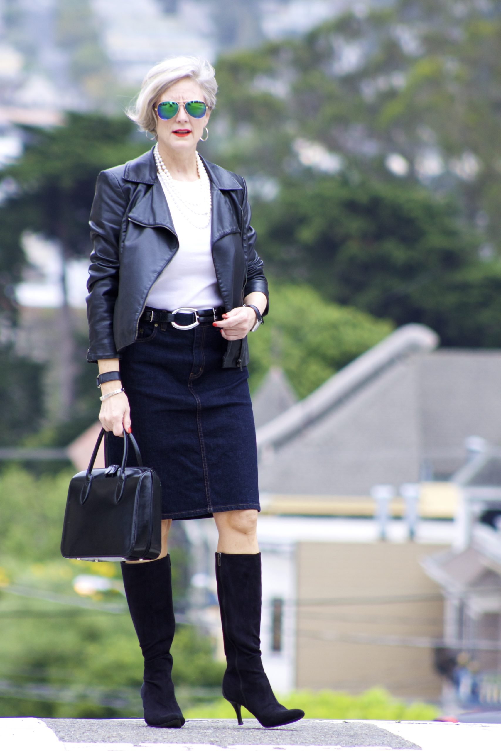 how to wear blue jeans