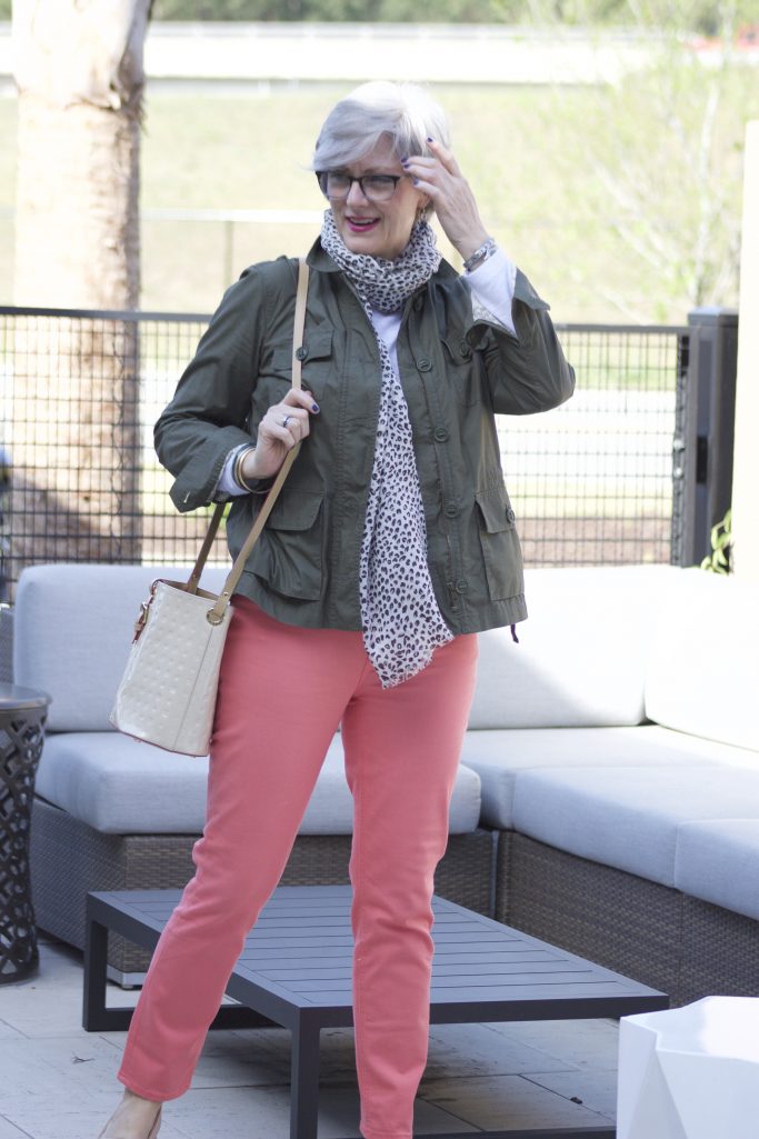 how to wear blue jeans
