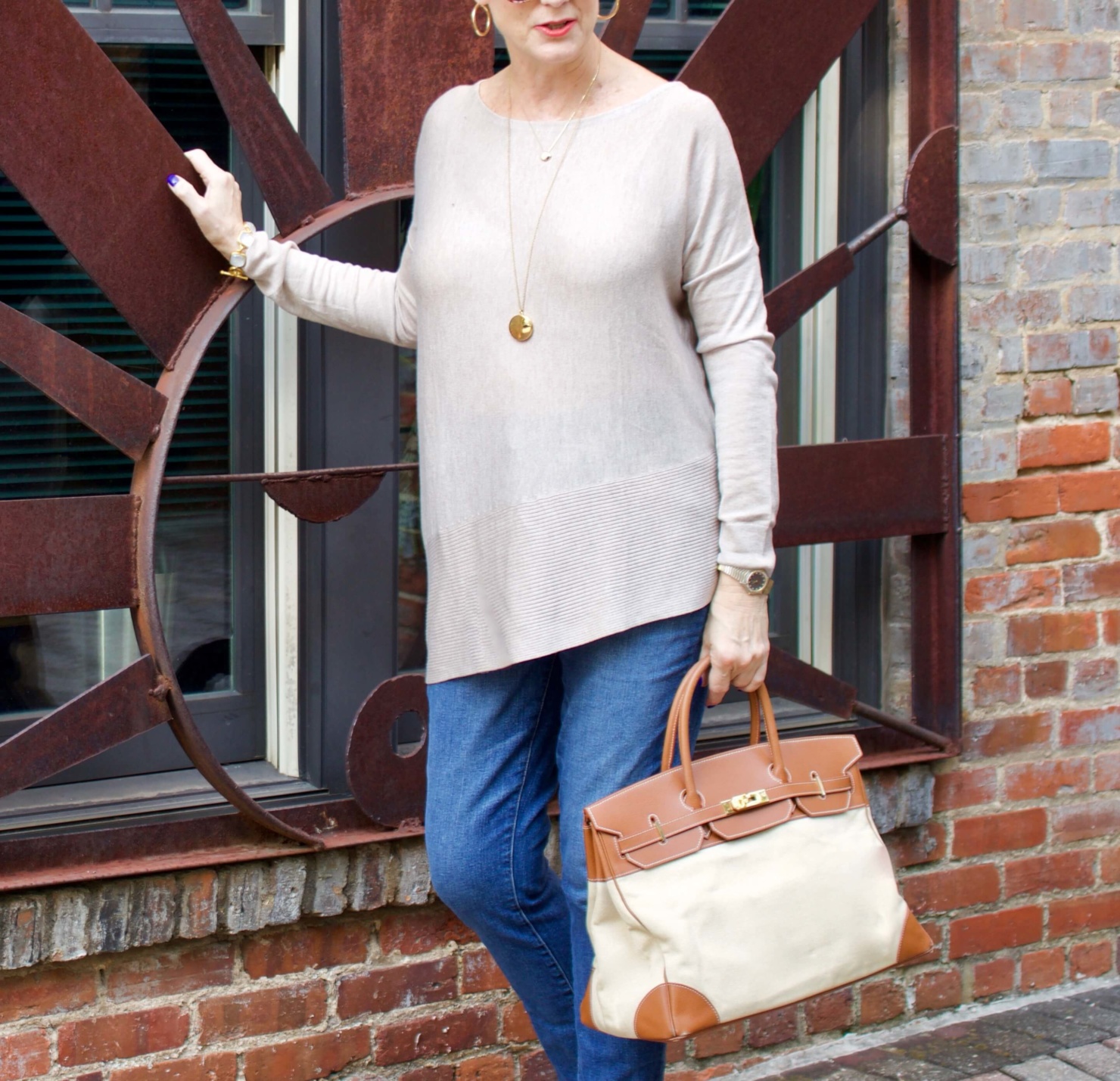 back to summer basics tunic, blue jeans, nude pumps and canvas handbag
