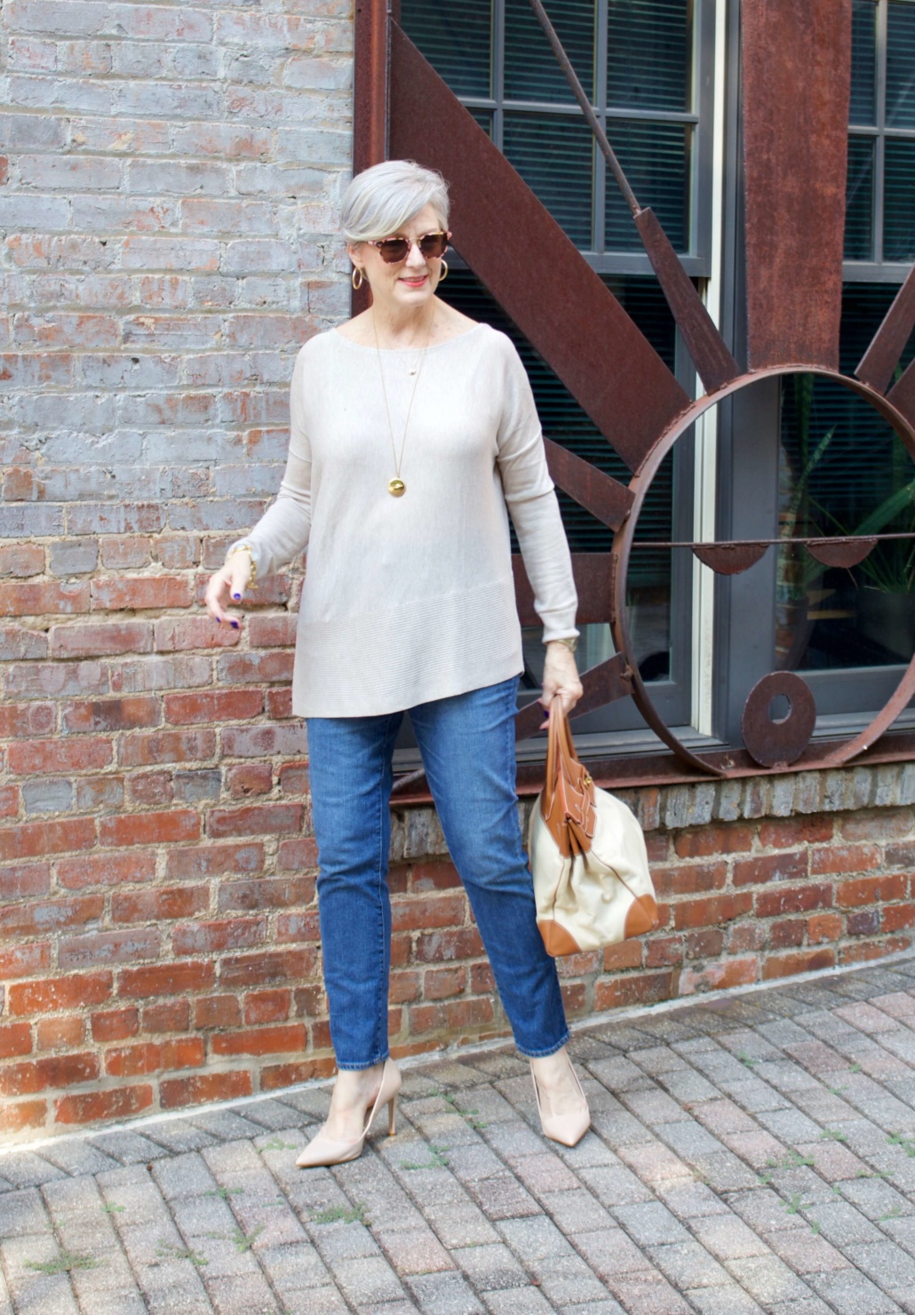 back to summer basics tunic, blue jeans, nude pumps and canvas handbag
