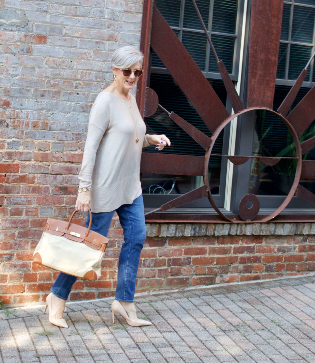 back to summer basics tunic, blue jeans, nude pumps and canvas handbag