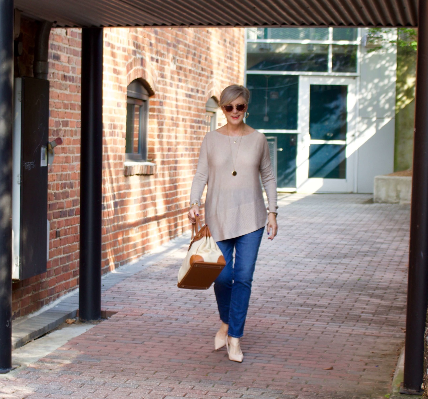 back to summer basics tunic, blue jeans, nude pumps and canvas handbag