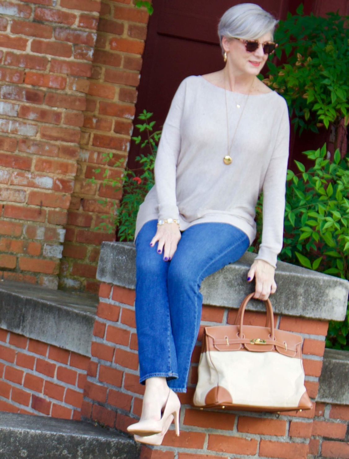 back to summer basics tunic, blue jeans, nude pumps and canvas handbag