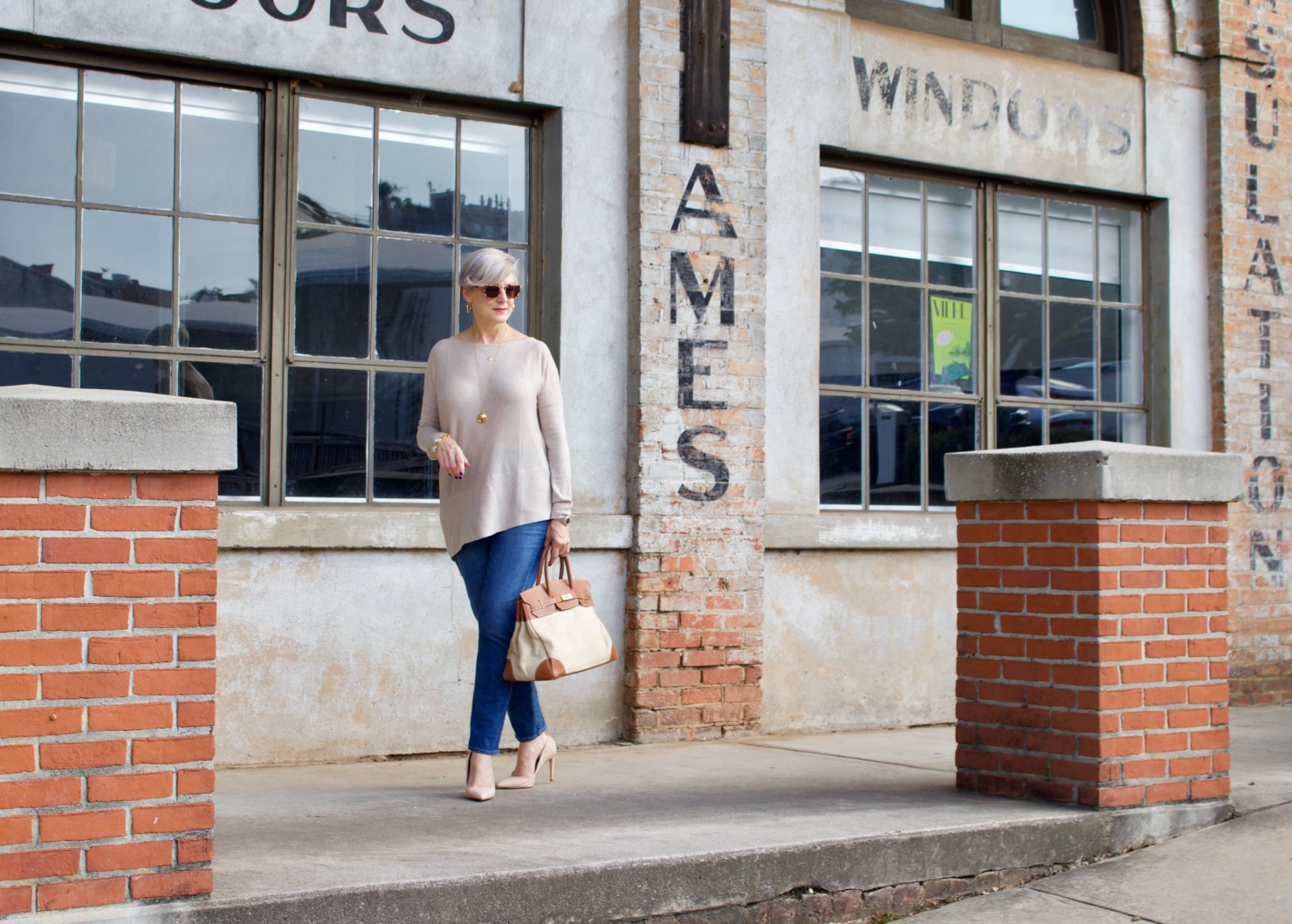 back to summer basics tunic, blue jeans, nude pumps and canvas handbag