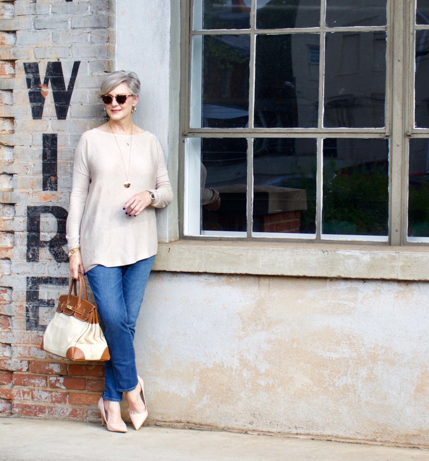 back to summer basics tunic, blue jeans, nude pumps and canvas handbag