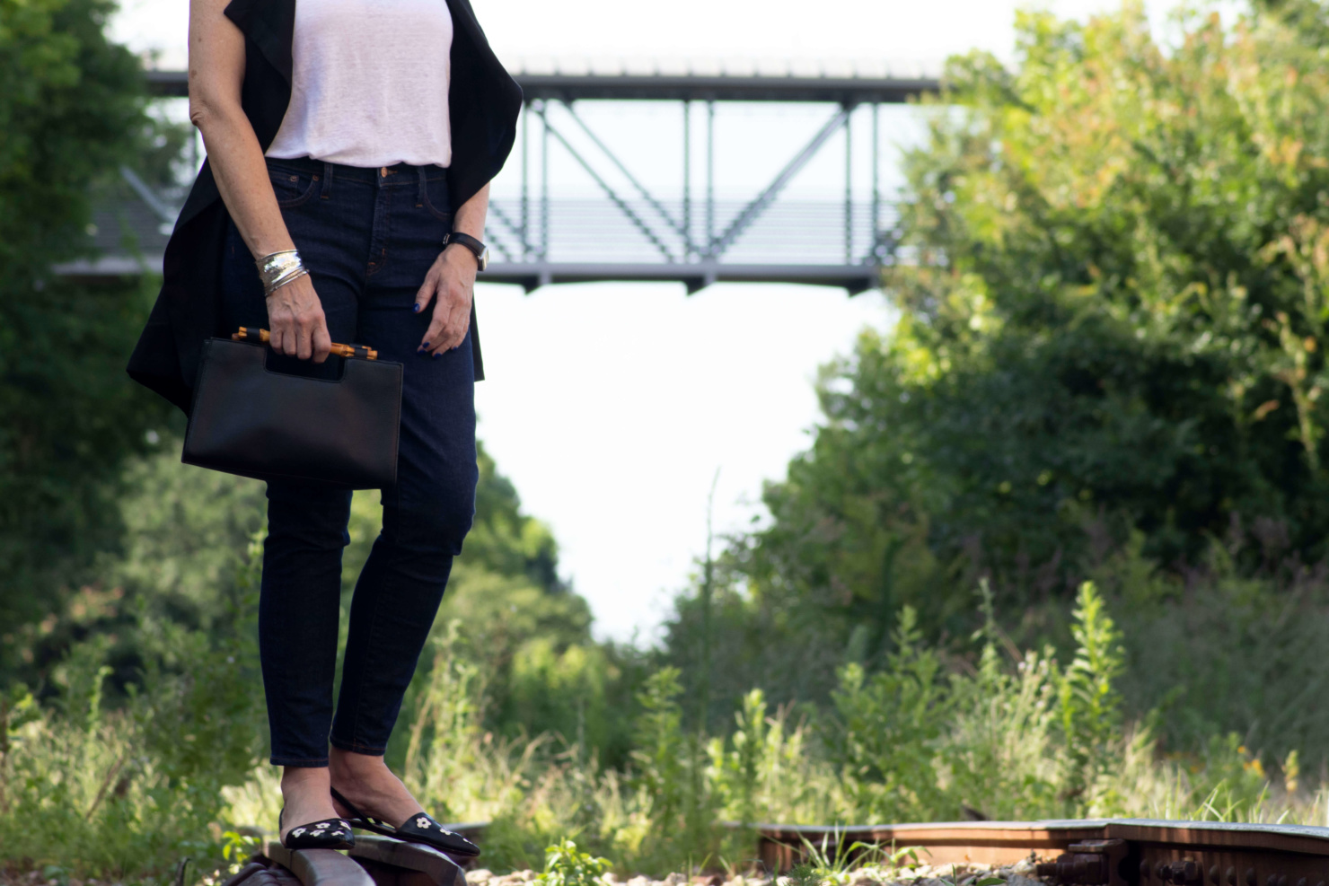 how to wear a black vest