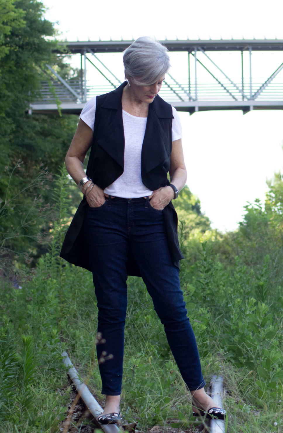 how to wear a black vest