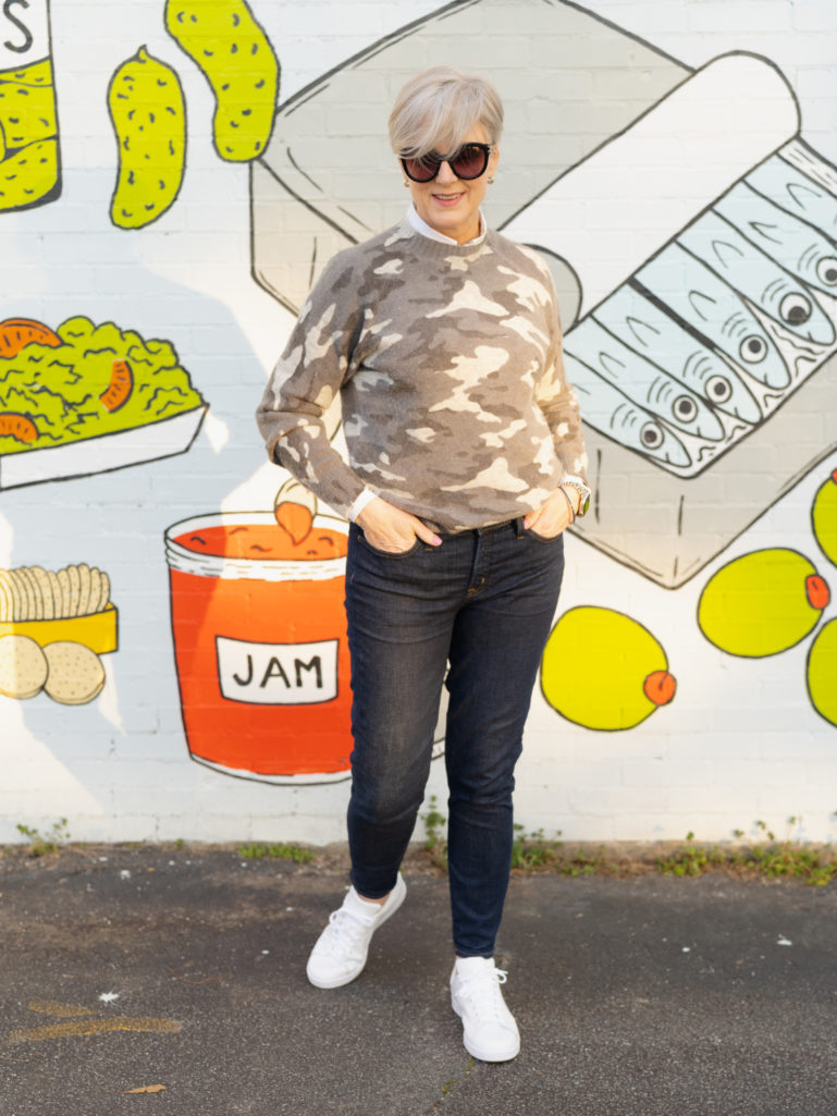 how to wear white sneakers