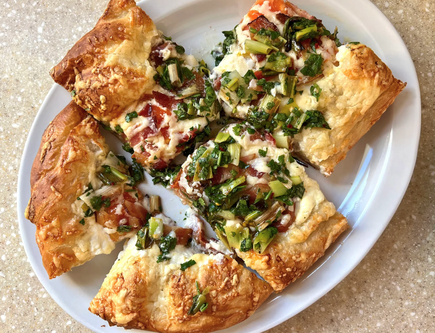 tomato bacon pizza