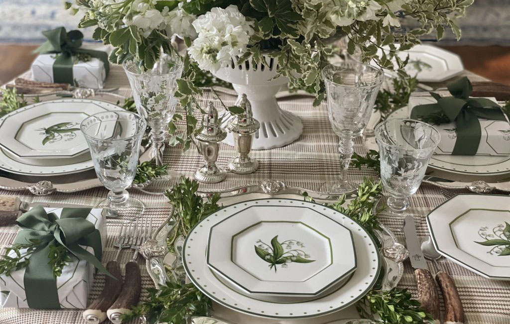 Carolyne-Roehm-Green-Table-Top-Hero