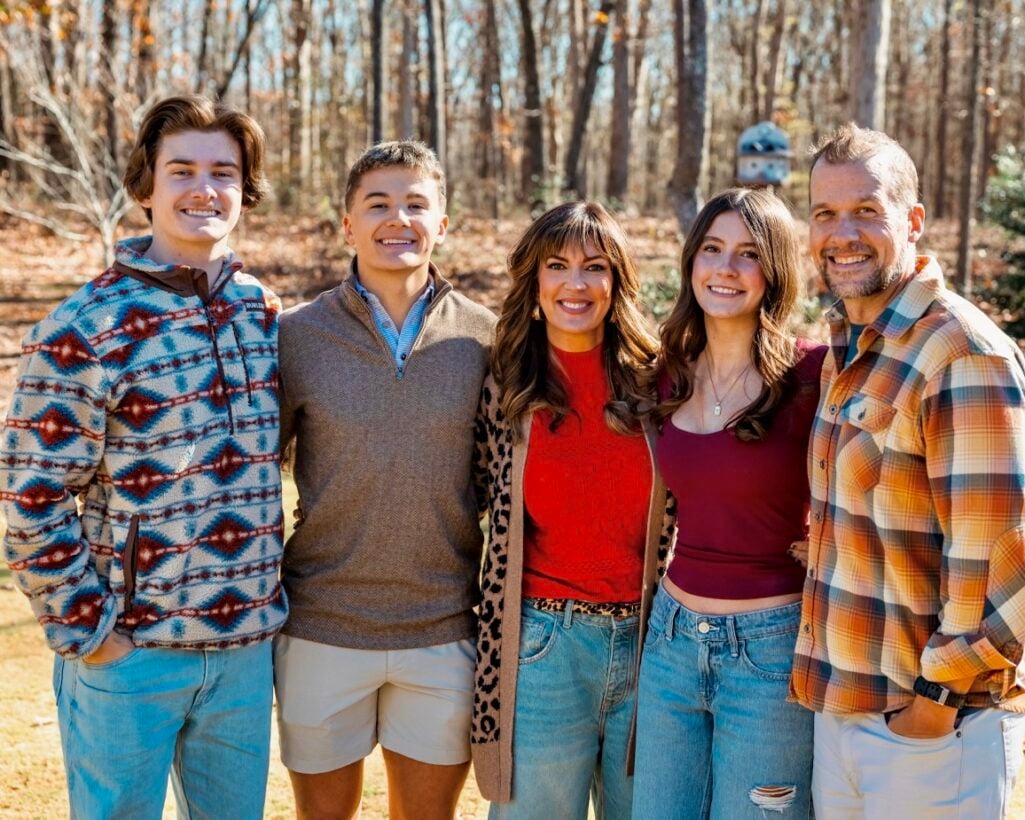 Family photo of Jennifer with her 3 teenage kids and husband