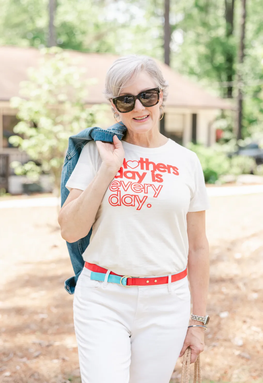 graphic tee and white jeans