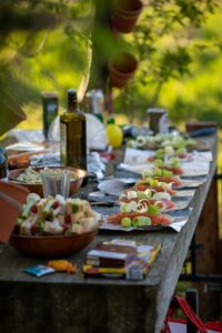 Your Guide to Effortless Summer Hosting—Drinks, Decor & Details