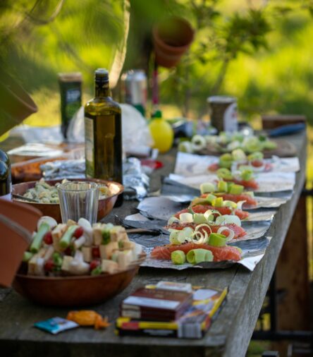Your Guide to Effortless Summer Hosting—Drinks, Decor & Details