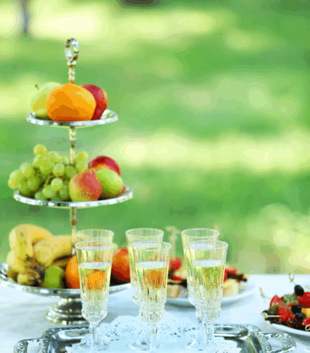 How I Turn My Outdoor Cart into the Star of Summer Hosting (It’s Easier Than You Think)