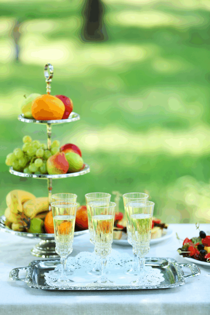 How I Turn My Outdoor Cart into the Star of Summer Hosting (It’s Easier Than You Think)