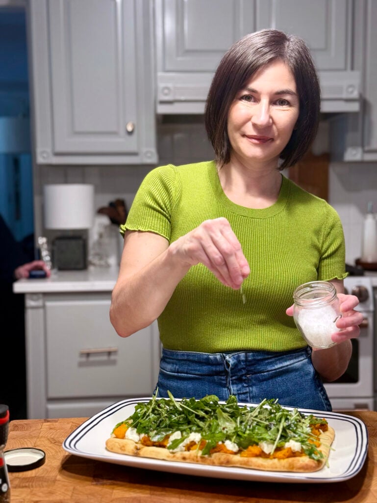 squash flatbread preparation, recipes, casual, weekend, sweater, jeans, style, 