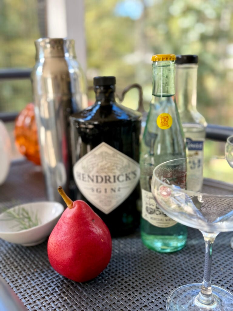 Sparkling Pear Gin Cocktail Ingredients: Gin, Pear juice, sparkling water, and simple syrup.