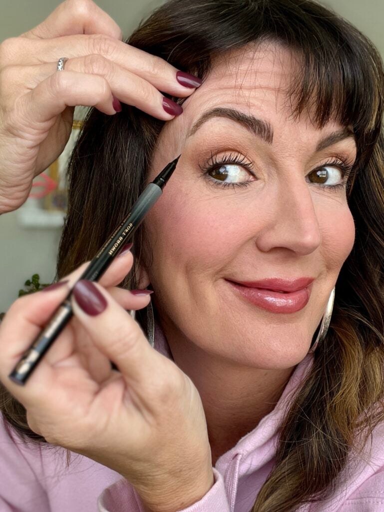 Beauty editor, Jennifer demonstrating how to use a brow pen.