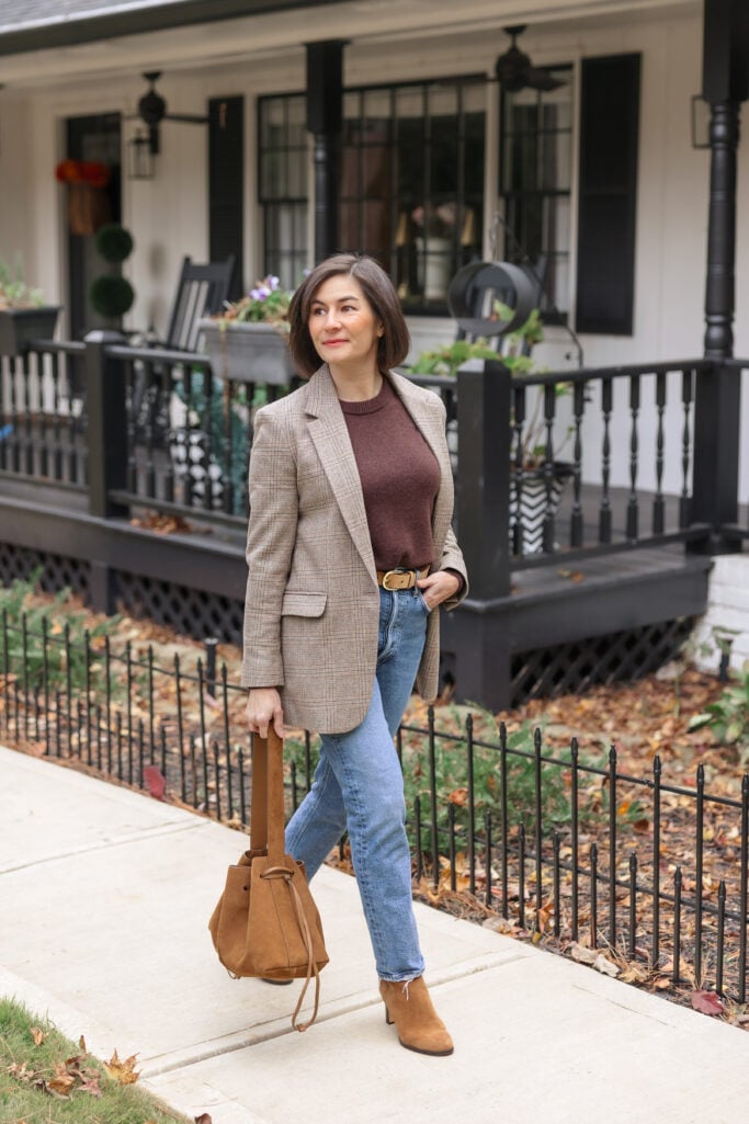 Kelly walking in elevated casual petite outfit showing proportion of relaxed blazer with crop jeans and ankle boots