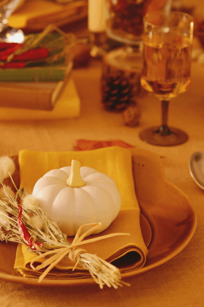 7 Holiday Table Settings So Beautiful Your Guests Will Ask for the Details 🍽️✨