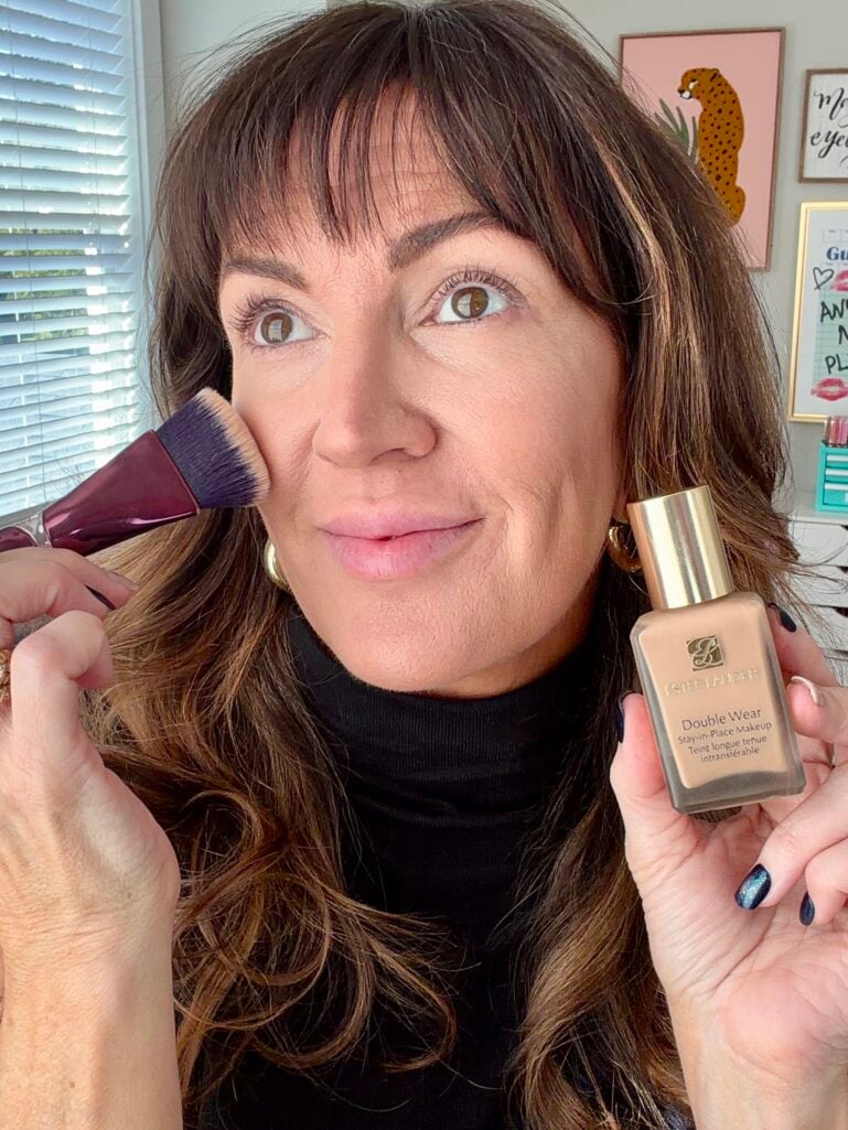 jennifer applying foundation