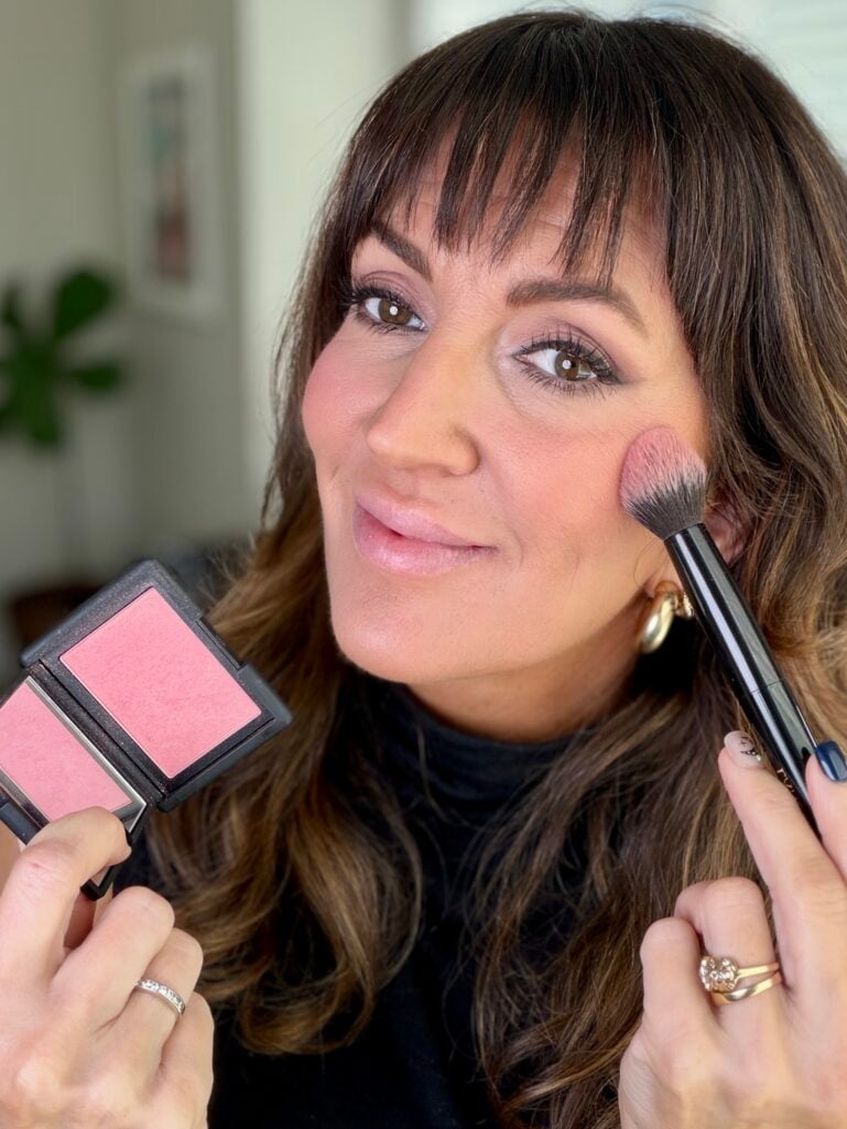 jennifer applying blush