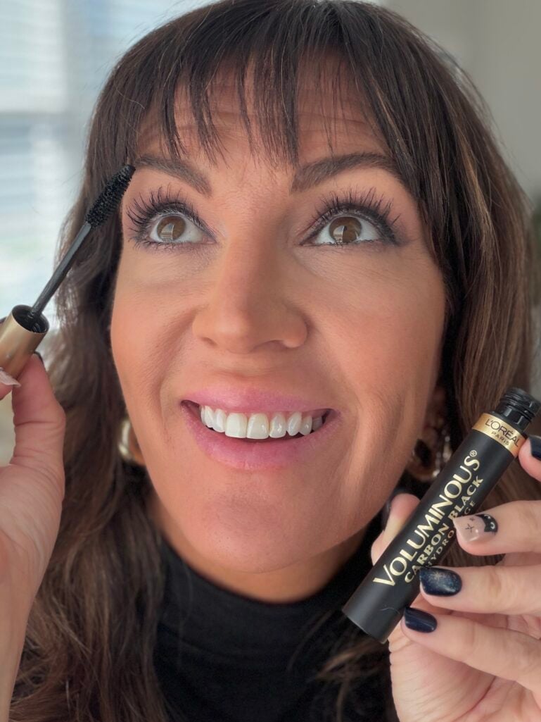 jennifer applying mascara