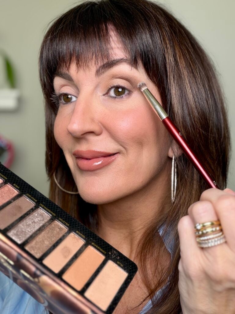 Matte shadow blended in sideways V for lift