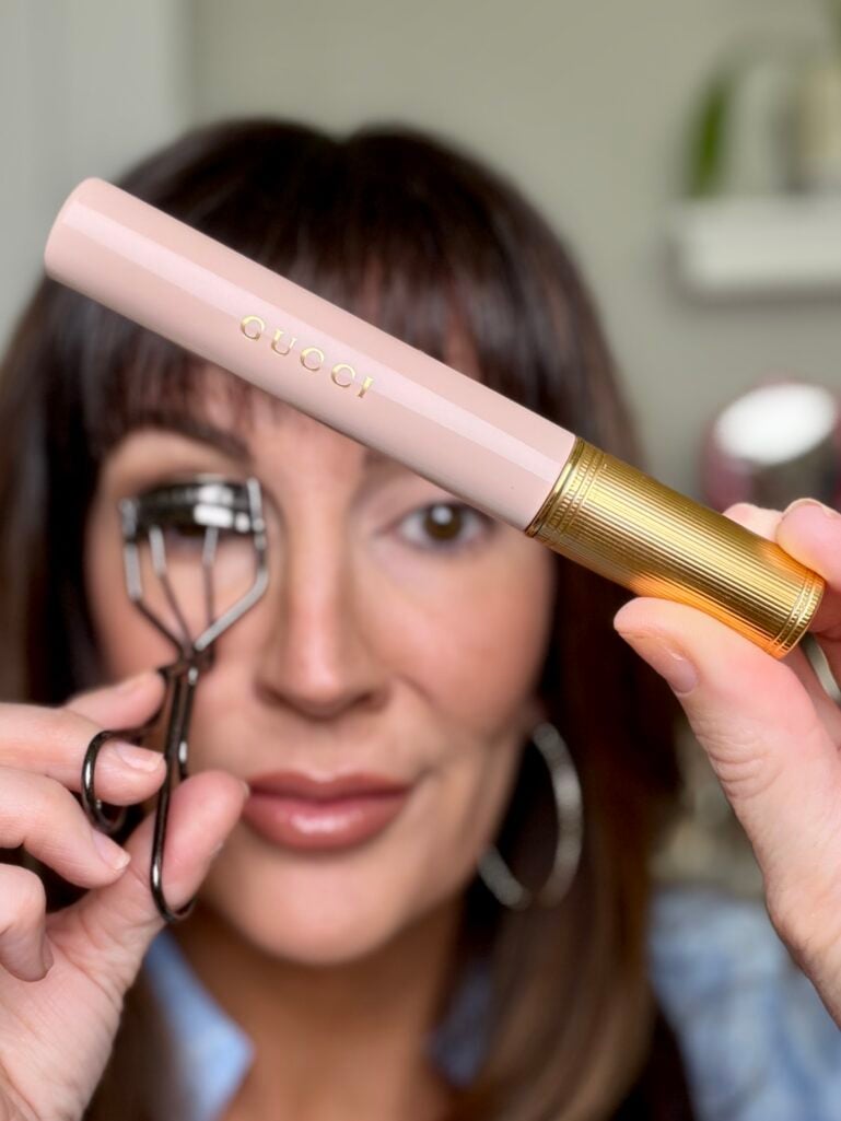 Hooded‑lid curler and mascara application
