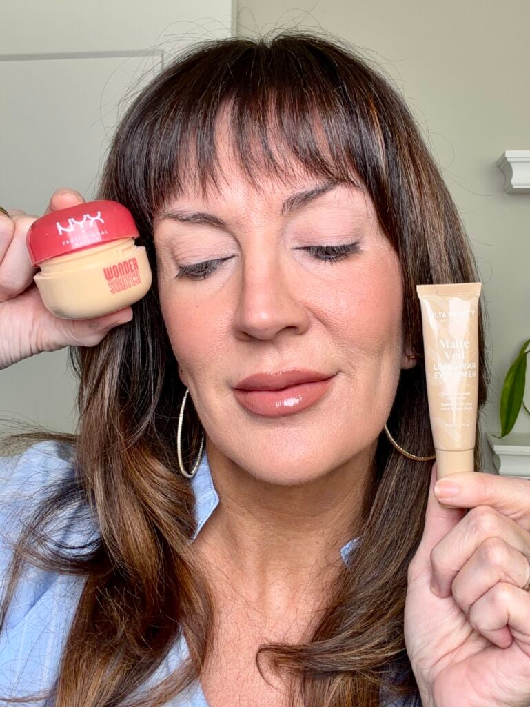 Eye primer and translucent powder used for hooded lids